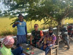 Sertu Kamsori Anggota Koramil 1601 Indramayu Melaksanakan Kegiatan Komsos Bersama Masyarakat Tegalurung