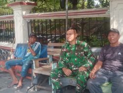 Jaga Kondusifitas Lingkungan, Babinsa Koramil 1602 Sindang Komsos Bersama Tukang Ojek Pangkalan