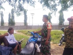 Anggota Koramil 1601/Indramayu Komsos Bersama Masyarakat di Wilayah Binaan Desa Balongan