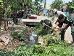 Anggota Satgas TMMD ke-126 Laksanakan Pembersihan Sektor TPT di Desa Longok