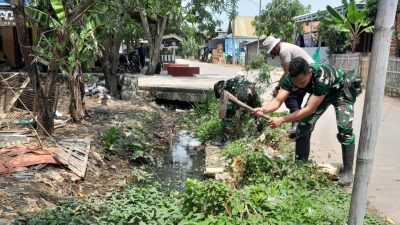 Anggota Satgas TMMD ke-126 Laksanakan Pembersihan Sektor TPT di Desa Longok