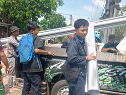 Satgas TMMD ke-126 Berjibaku Gotong Royong Bersama Warga Angkat Material Poskamling