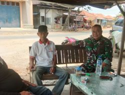 Peltu Jarodin Anggota Koramil 1604/Jatibarang Komsos Bersama Masyarakat Desa Bulak lor 