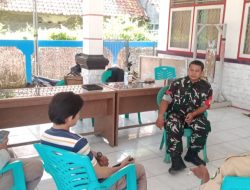 Anggota Koramil 1601/Indramayu Komsos Bersama Pamongdesa Dan Masyarakat Desa Telukagung 