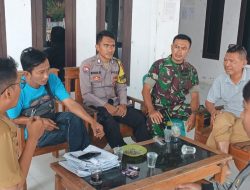 Babinsa Koramil 1602 Sindang Komsos Bersama Babinmas Dan Sekdes Desa Penganjang 