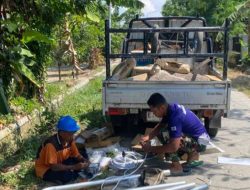 Satgas TMMD Bersama Masyarakat Laksanakan Perakitan Tiang dan Lampu Penerangan Jalan Umum (PJU) di Blok Sigedang