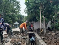 Satgas TMMD Ke-126 Lanjutkan Pembangunan Drainase di Desa Longok