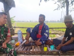 Anggota Koramil 1601/Indramayu Komsos Betsam Masyarakat Di Wilayah Binaan Desa Balongan 
