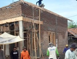 Satgas TMMD ke-126 Bersama Warga Lanjutkan Rehab Rutilahu Rumah Bapak Adi Sura di Desa Longok