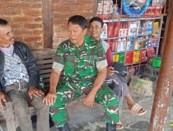 Babinsa Koramil 1602 Sindang Melaksanakan Kegiatan Komsos Bersama Warga Masyarakat 