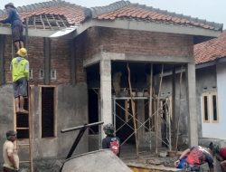Anggota Satgas TMMD ke-126 Kejar Target Pengerjaan Rehab Rutilahu Rumah Bapak Adi Sura di Desa Longok