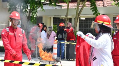 RU VI Balongan Melalui Emergency and Insurance Gelar Penanggulangan Kebakaran Bersama Masyarakat Sekitar