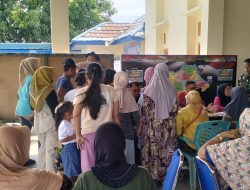 Dan SSK TMMD ke-126 Lettu Arh Iman Wanda Monitoring Pelayanan Administrasi Kependudukan di Desa Longok