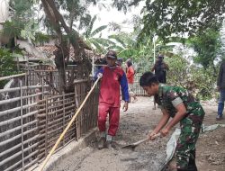 Babinsa Koramil 1602 Sindang Laksanakan Karya Bakti Pembangunan Jalan Gang Blok Karang Malang 
