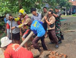 Babinsa Cikedung lor dan Warga Gelar Kerja Bakti Perbaikan Gorong-Gorong
