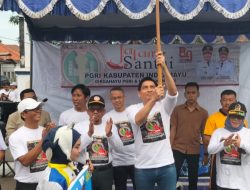 Peringati HUT PGRI KE-80, Kapten Inf Arifin Danramil 1602 Sindang Menghadiri Kegiatan Jalan Santai 