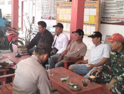 Anggota Koramil 1608 Karangampel Komsos Bersama Warga Desa Dukuh Jeruk