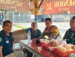 Anggota Koramil 1611 Losarang Komsos Bersama Tokoh Masyarakat Desa Losarang