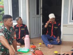 Babinsa Koramil 1608 Karangampel Komsos Bersama Warga Desa Mundu 