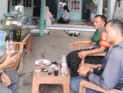 Sertu Edy Anggota Koramil 1604/Jatibarang Laksanakan komsos Bersama Masyarakat Dan Ketua RT 