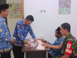 Jelang Pilwu Serentak, Serka Budiarto Anggota Koramil 1604/Jatibarang Komsos Bersama Pamongdesa Pawidean 