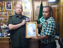 Sekjen DPP Perkumpulan Wartawan Online Dwipantara Serahkan KTA dan SK Ketua Dewan Penasehat kepada Ketua Umum PITI (Persaudaraan Islam Tionghoa Indonesia )