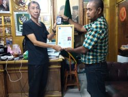 Sekjen DPP PWO DWIPA Menyerahkan KTA Dan SK Wakil Dewan Pengawas Kepada Wirawan Sanjaya