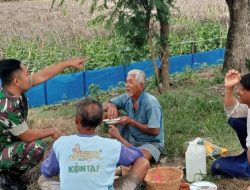 Dukung Program Pemerintah, Babinsa Koramil 1608 Karangampel Komsos Dengan Petani Desa Jayalaksana 