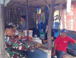 Babinsa Koramil 1608 Karangampel Komsos Bersama Masyarakat Desa Kedokan Agung 