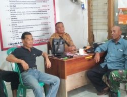 Kopda Suhardi Anggota Koramil 1611 Losarang Komsos Bersama Pamongdesa Dan masyarakat Desa Jumbleng 