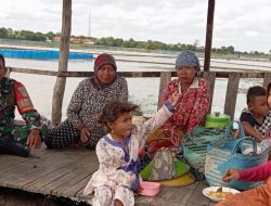 Melalui Kegiatan Komsos, Anggota Koramil 1609/Juntinyuat Himbau Petani Jaga Kebersihan 