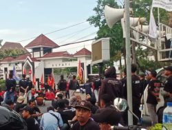 Ribuan Buruh Semua Pabrik Yang Tergabung Federasi dan Serikat Pekerja,Gelar Aksi Unras di Pemda Karawang