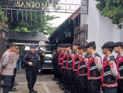 Pastikan Ibadah Natal Aman, Unit Jibom Gegana Brimob Sterilisasi Gereja di Indramayu