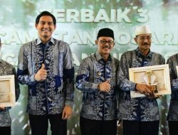 Bupati Indramayu Serahkan Penghargaan Atas Kebersihan lingkungan dan Kinerja Kepemerintahan