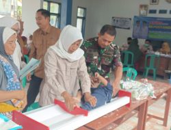 Pelda H.Cukim Anggota Koramil 1609 Juntinyuat Monitoring Kegiatan Posyandu Desa Limbangan 
