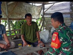 Anggota Koramil 1601/Indramayu Komsos Bersama Masyarakat Di Wilayah Binaan Desa Gelarmandala 