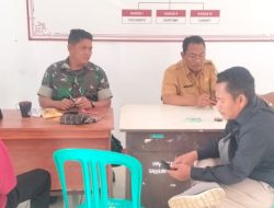 Babinsa Koramil 1608 Karangampel Komsos Bersama Perangkat Desa dan Masyarakat Desa Karangampel 