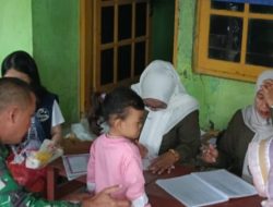 Peningkatan Kesehatan Balita, Babinsa Koramil 1609 Juntinyuat Melaksanakan Pendampingan Posyandu 