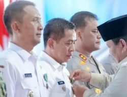 Presiden Prabowo Berikan Satya Lencana Wira Karya Kepada Bupati Karawang