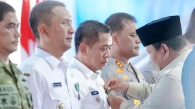 Presiden Prabowo Berikan Satya Lencana Wira Karya Kepada Bupati Karawang