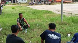 Anggota koramil 1611/Losarang Komsos Dengan Masyarakat Desa Losarang Bahas Kamtibmas 