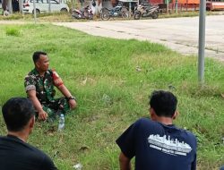 Anggota koramil 1611/Losarang Komsos Dengan Masyarakat Desa Losarang Bahas Kamtibmas 