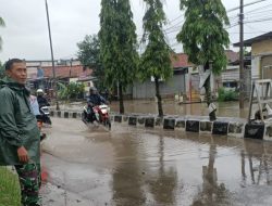 Danramil 1601 Indramayu Bersama Babinsa Pekandanganjaya Monitoring Luapan Air Saluran Sindu Praja