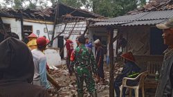 Personil Koramil 1601 Indramayu Gercep Bantu Penanganan Rumah Roboh Akibat Curah Hujan Tinggi