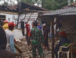 Personil Koramil 1601 Indramayu Gercep Bantu Penanganan Rumah Roboh Akibat Curah Hujan Tinggi