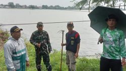 Personel Koramil 1611 Losarang Laksanakan Karya Bhakti Pembersihan Saluran Air di Desa Santing