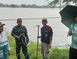 Personel Koramil 1611 Losarang Laksanakan Karya Bhakti Pembersihan Saluran Air di Desa Santing