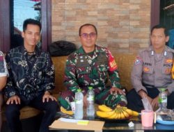 Anggota Koramil 1601/Indramayu Bersama Bhabinkamtibmas Laksanakan Komsos di Desa Tegalurung