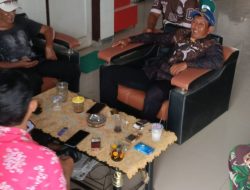 Anggota Koramil 1611/Losarang Laksanakan Komsos Bersama Pamong Desa dan Masyarakat Desa Losarang