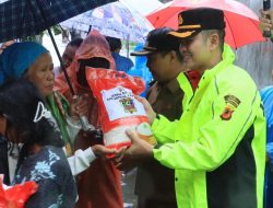 Kapolres Indramayu Tinjau Lokasi Banjir, Salurkan Bansos Dari Kapolda Jabar